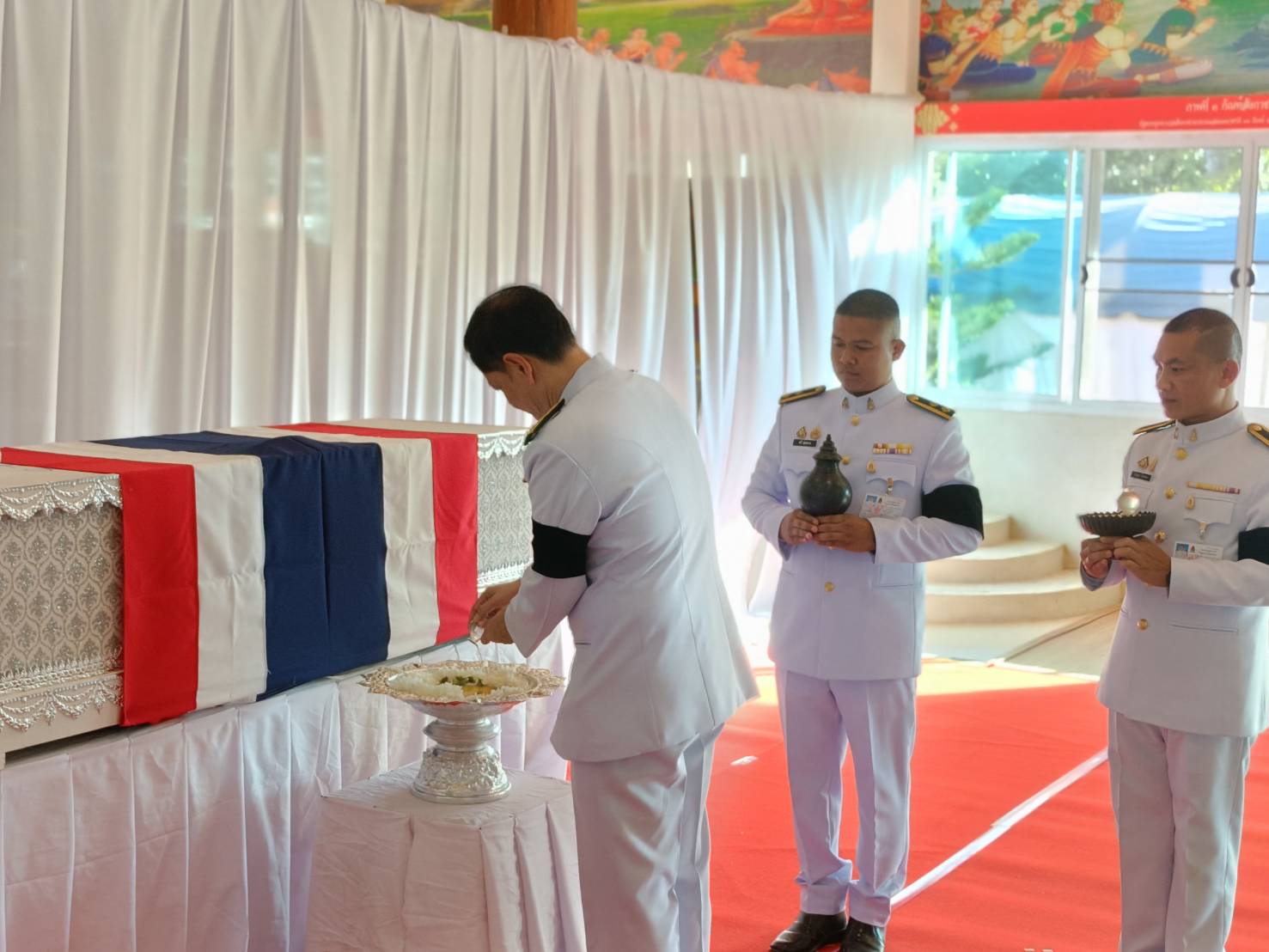 title - พระบาทสมเด็จพระเจ้าอยู่หัว พระราชทานน้ำหลวงอาบศพ และพวงมาลาพระราชทาน ไปวางที่หน้าหีบศพ พลทหารทิวตะวัน พลเยี่ยม วีรบุรุษผู้ปกป้องอธิปไตยชาติ